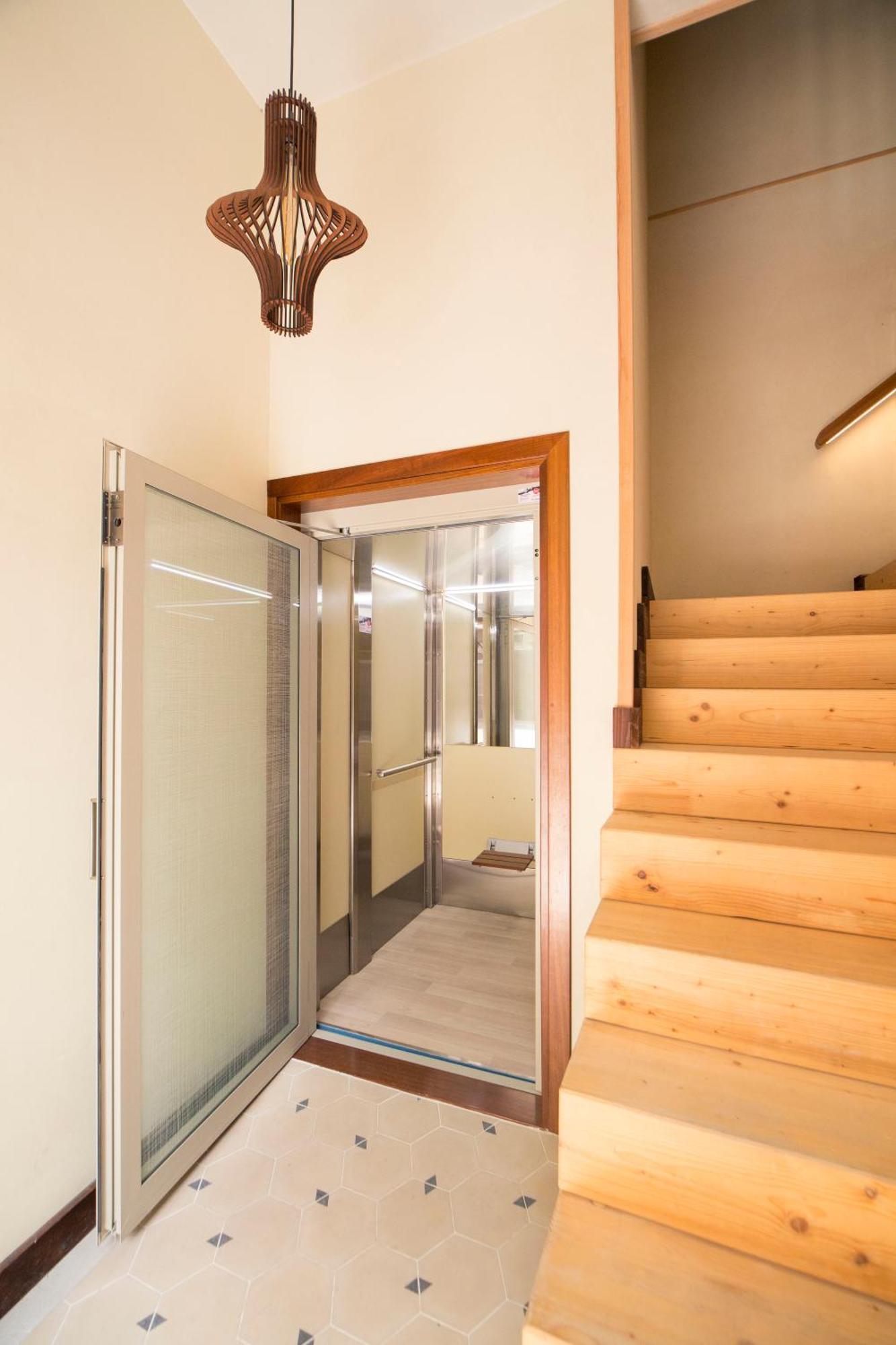 The Wooden House Vv *